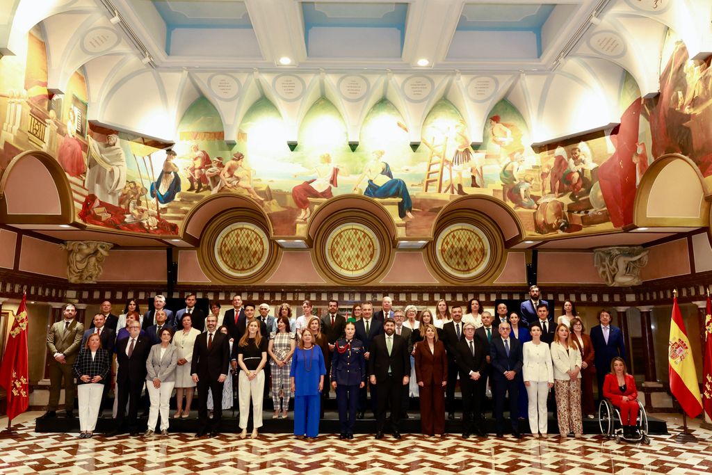 La Princesa de Asturias, junto a los diputados y el personal de la Asamblea Regional de Murcia, tras haber recibido la Medalla de Oro del parlamento autonómico.
