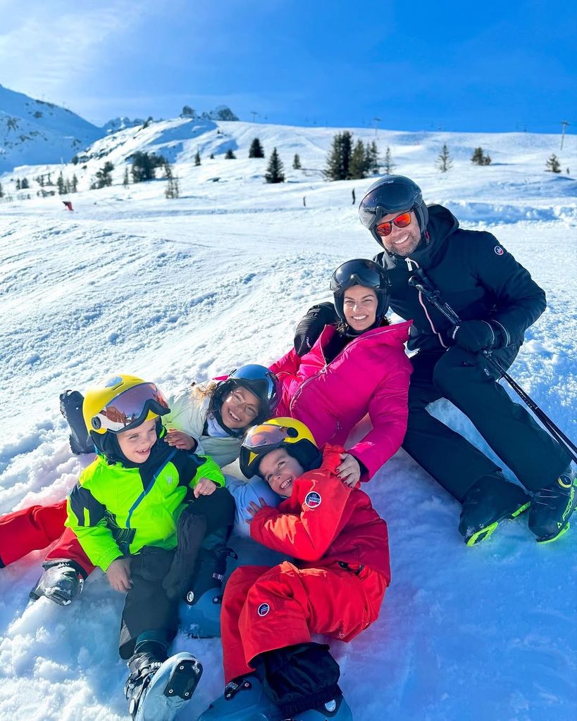 La socialité y sus hijos están disfrutando al máximo de las actividades recreativas en los Alpes franceses.