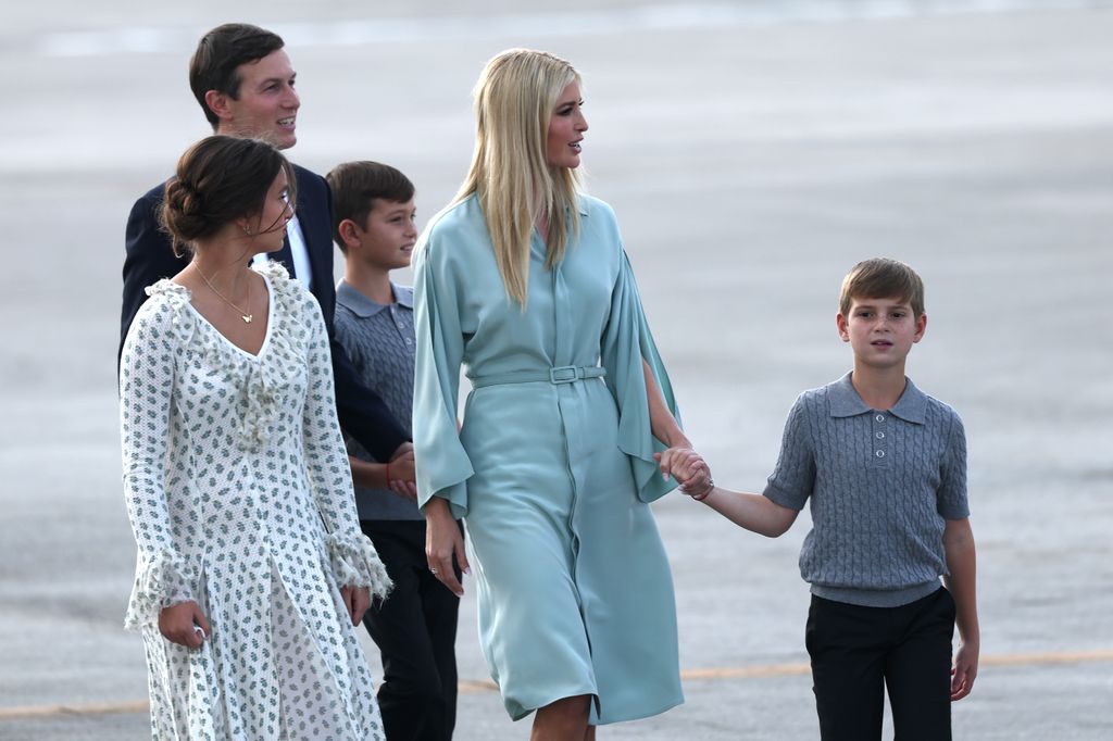 Ivanka Trump junto a su esposo, Jared Kushner, y sus hijos Arabella, Joseph y Theodore