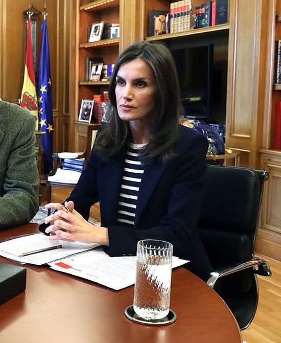 Doña Letizia con camiseta de rayas