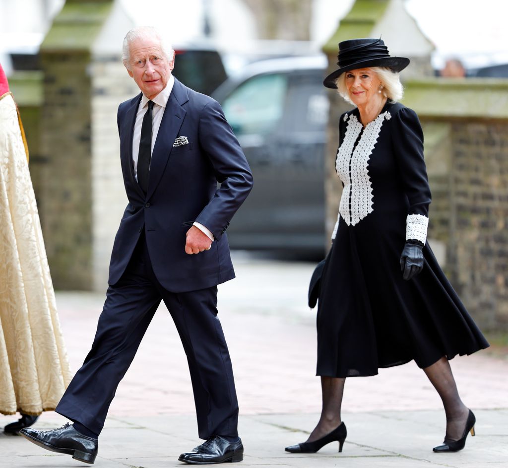 Plano entero de Rey Carlos III Y reina Camilla en un evento 