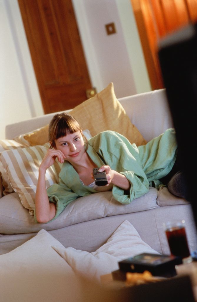 chica viendo television