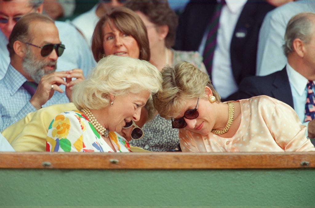 Diana de Gales con su madre Frances Shand Kydd