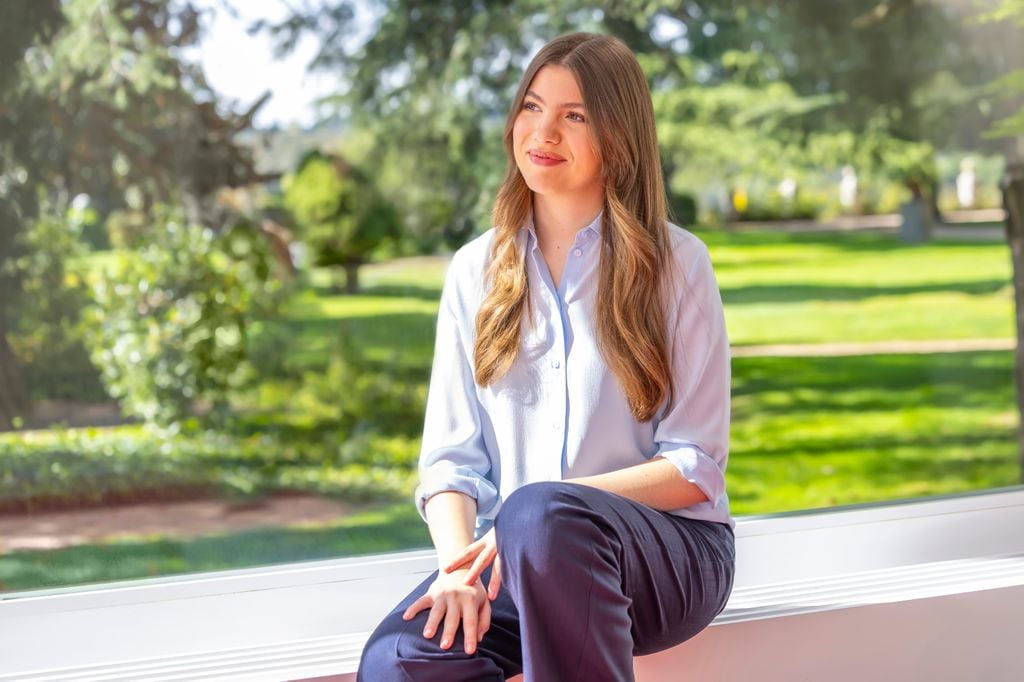 La infanta Sofía celebra su cumpleaños 18 con un espectacular posado en los jardines del Palacio de Zarzuela