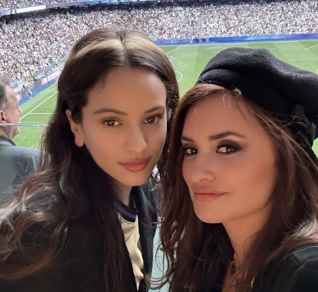 Rosalía y Penélope Cruz en el partido Real Madrid- Barcelona