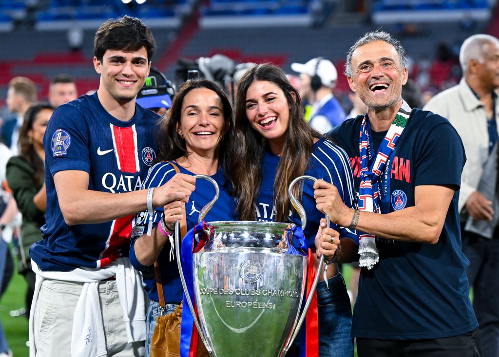 Luis Enrique junto a su mujer y sus hijos en la final de la Champions 2025.