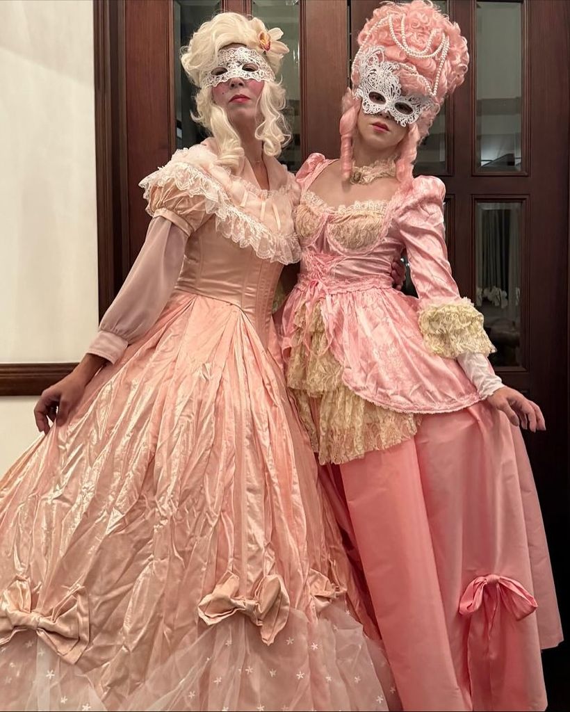 Shakira salió a las calles de Bogotá disfrazada con este atuendo al estilo victoriano