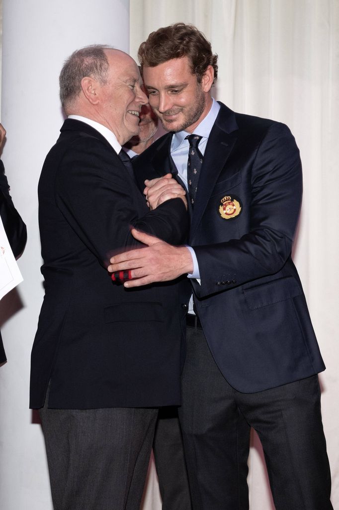 Alberto de Mónaco premia a su sobrino, Pierre Casiraghi, como mejor regatista del 2025