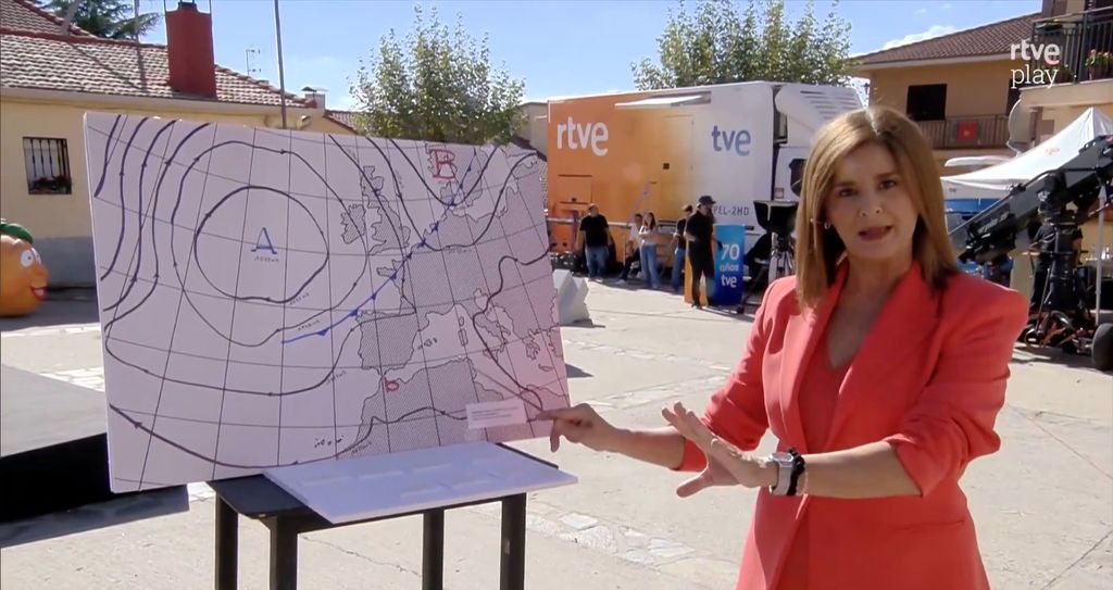Ana de Roque recuperó los antiguos mapas del tiempo para dar la información meteorológica