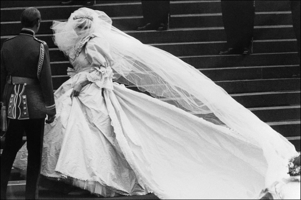 Diana de Gales subiendo los escalones de la Catedral de San Pablo