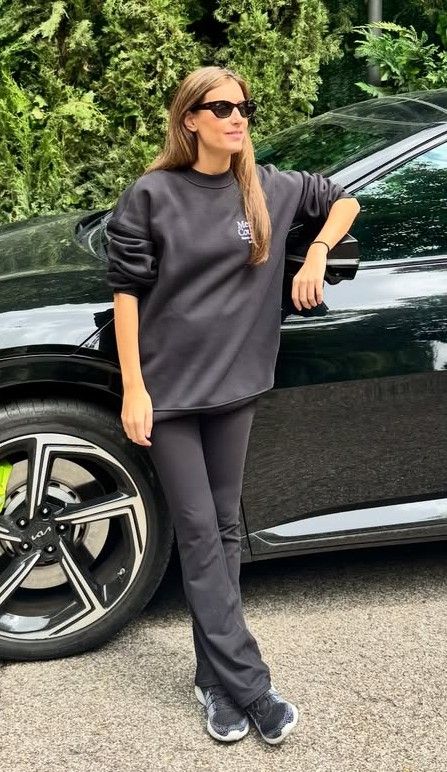 Ana Boyer con sudadera y zapatillas en la casa de Isabel Preysler, diez días después de dar a luz. 