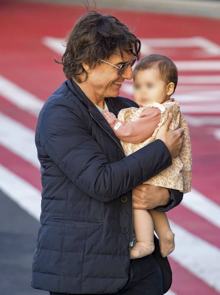 Tom Cruise es captado cargando tiernamente a una bebé