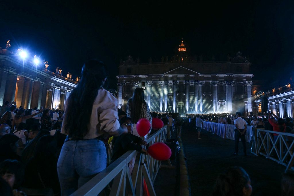 La Plaza de San Pedro en El Vaticano lució repleta de feligreses y fans