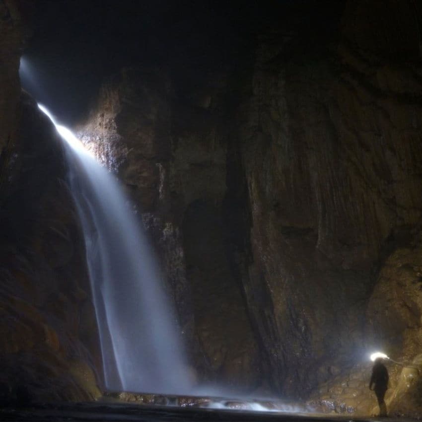 Aventura espeleológica en el interior de la cueva de Valporquero.