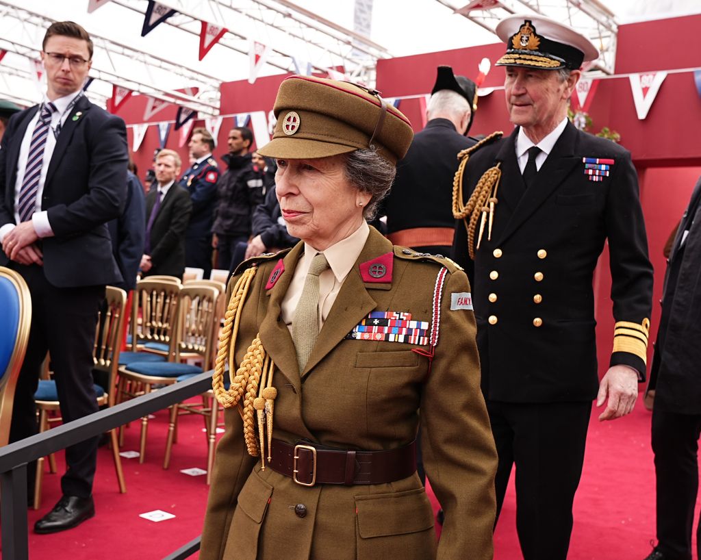 La princesa Ana y su marido Sir Tim Laurence en los actos por el 80 aniversario del fin de la Segunda Guerra Mundial 
