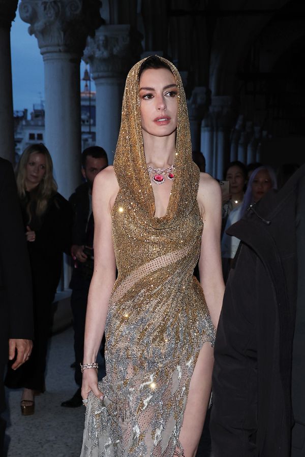 anne-hathaway2