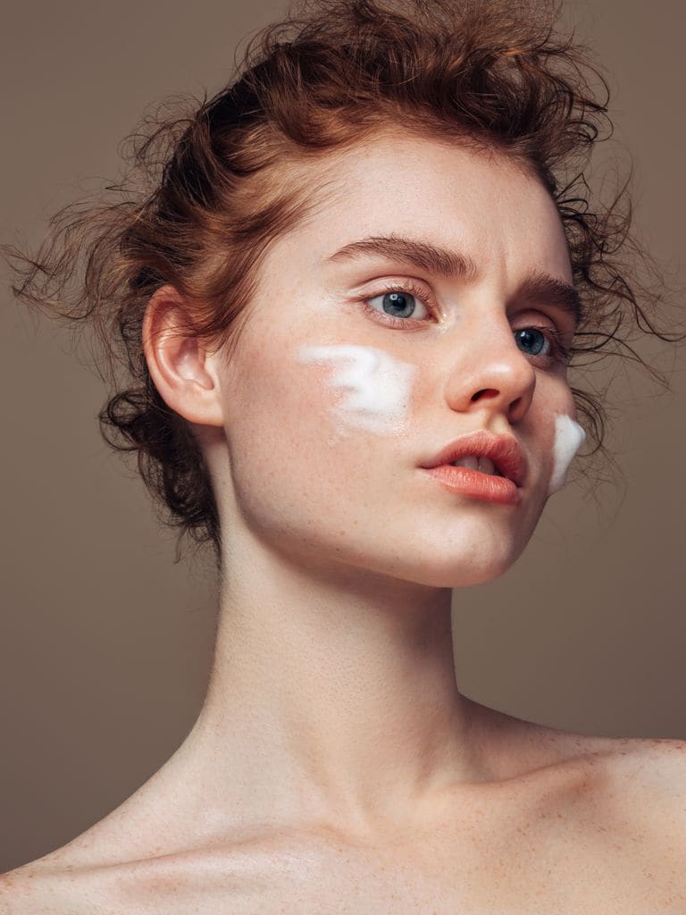 Retrato mujer pelo pelirrojo crema cara