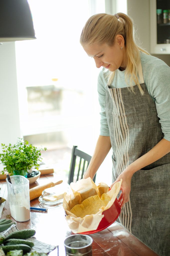 Mujer cocinando sin gluten