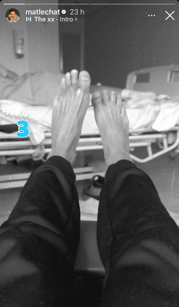 Matías Novoa publicó un video en el que aparece haciendo una cuenta regresiva. Sus pies aparecen en primer plano, y al fondo se aprecia a Michelle recostada. 