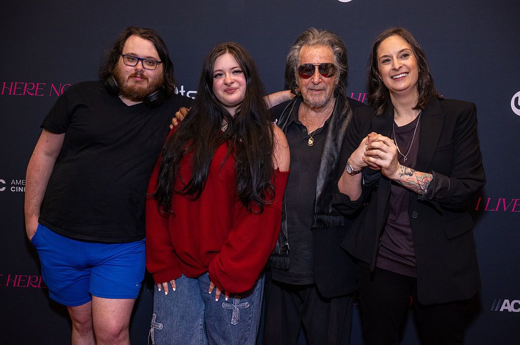 Al Pacino posa con sus tres hijos mayores: Anton James, Olivia , Julie