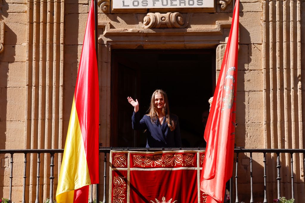 La princesa Leonor saluda a los vecinos desde el balcón del Ayuntamiento de Viana

