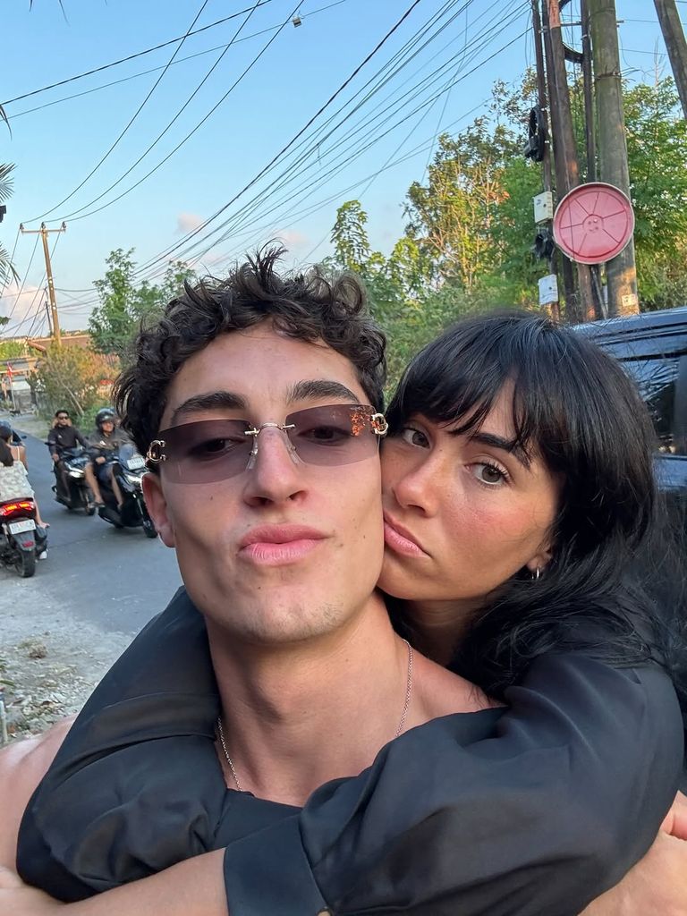 Plex y Aitana se abrazan en Indonesia