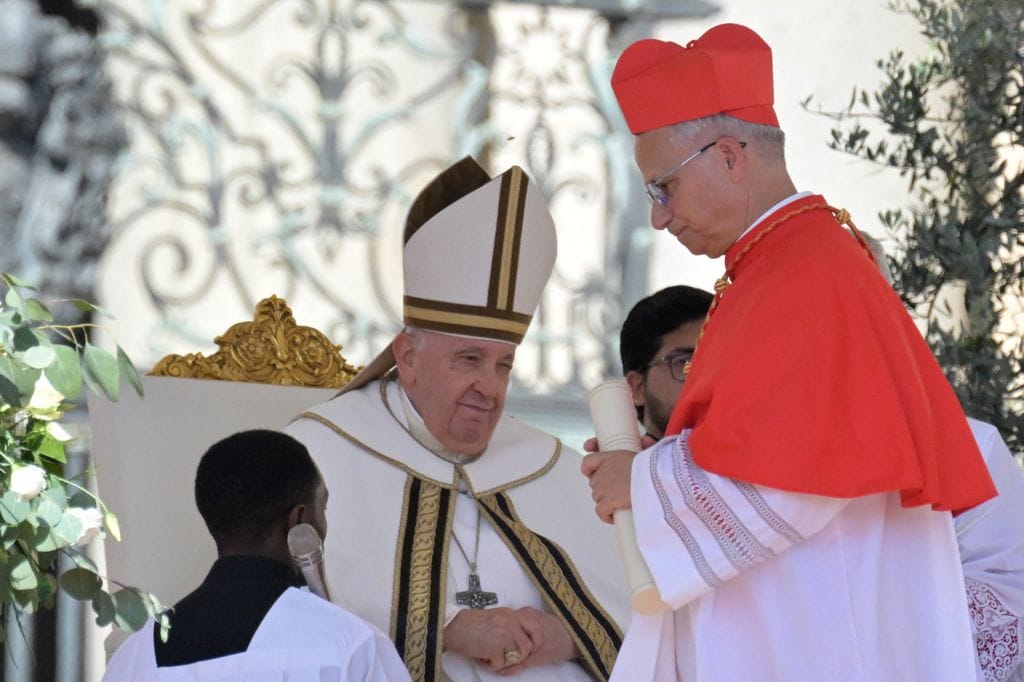 El Papa León XIV junto al Papa Francisco      
