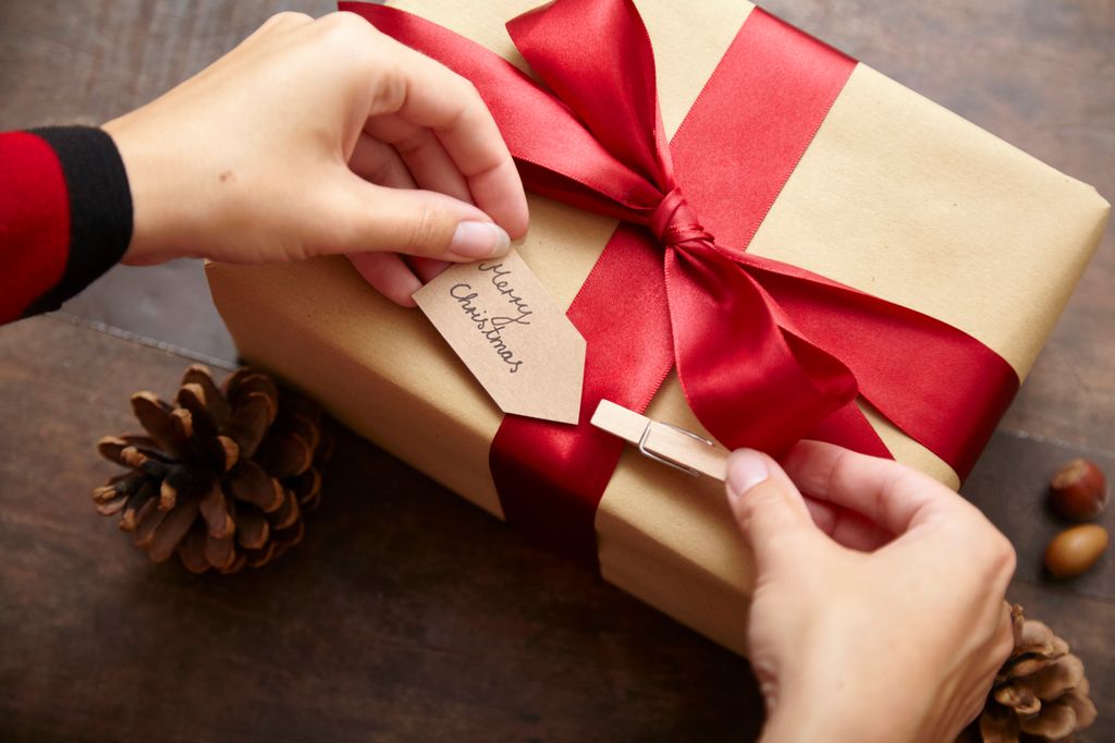 mujer envolviendo regalo de Navidad
