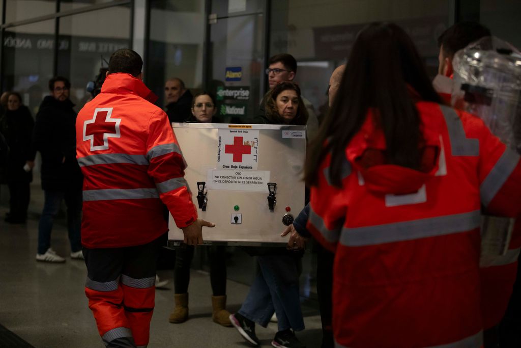Trabajadores de la cruz roja ayudando en la estación de Huelva