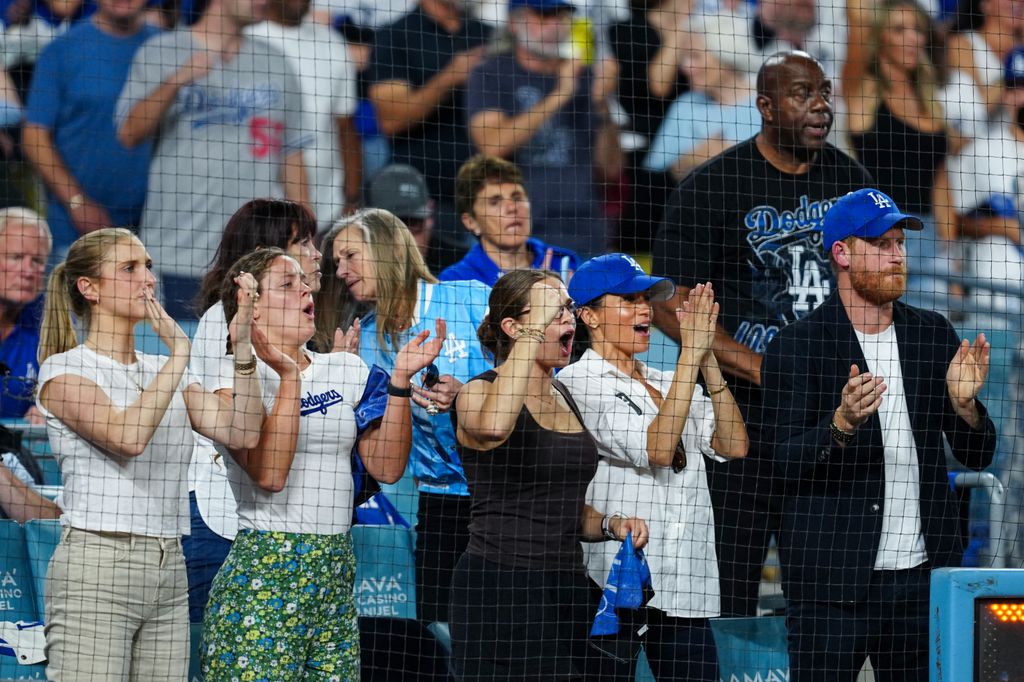 El príncipe Harry y Meghan Markle viendo el partido de la Serie Mundial de los Dodgers en Los Ángeles el 28 de octubre de 2025