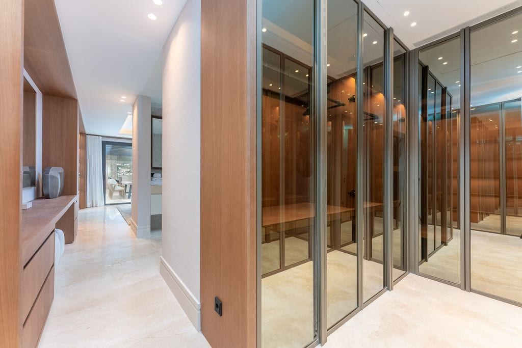 Vestidor con puertas de cristal