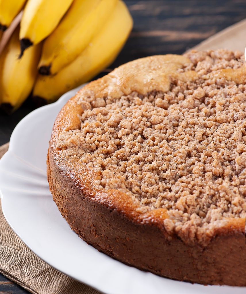 Cuca de banana, con su característica cobertura de 'mitas' crujientes.