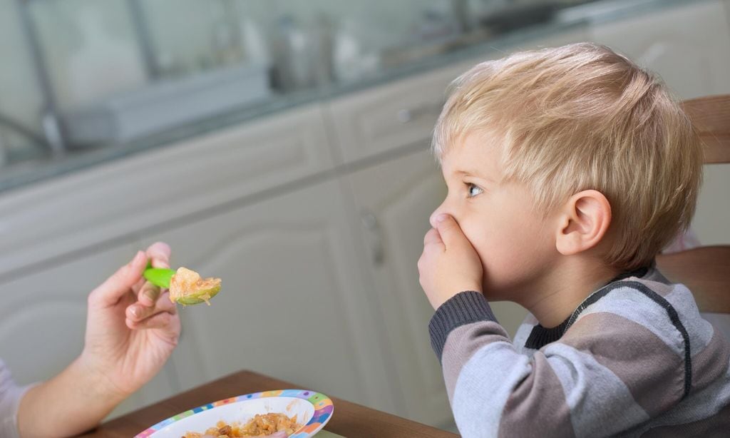 ni o tap ndose la boca con una mano porque no quiere comer