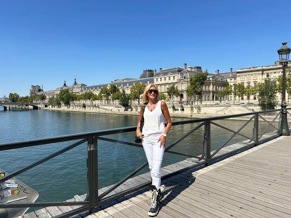Adela Micha posó guapísima desde París