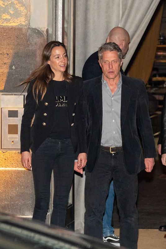Hugh Grant y su mujer saliendo a cenar