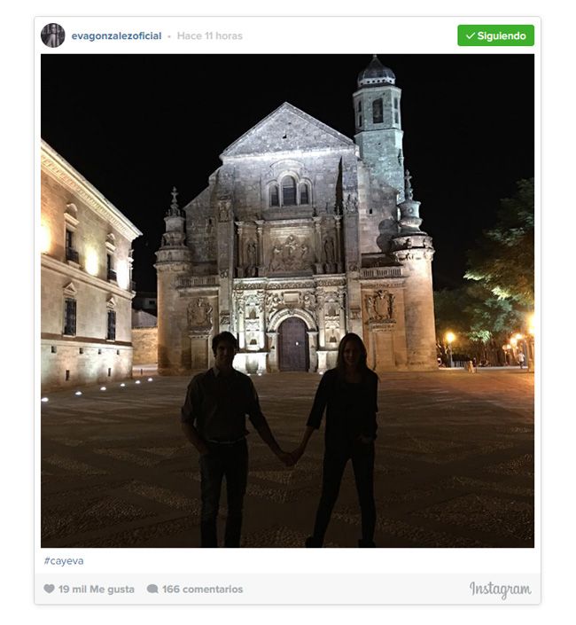 De la mano, con la Capilla de El Salvador al fondo, Eva y Cayetano han demostrado una vez más lo felices y enamorados que están. Y cuando el amor se nota, las palabras sobran. Por eso, el único texto que acompaña a esta imagen es el siguiente: #cayeva
