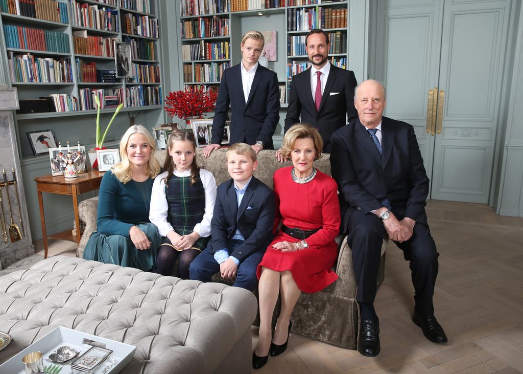 Plano medio de Harald de Noruega con sus nietos y Marius Borg