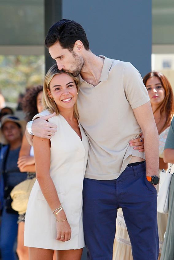 Sergio Rico, muy emocionado y al lado de su esposa, recibe el alta