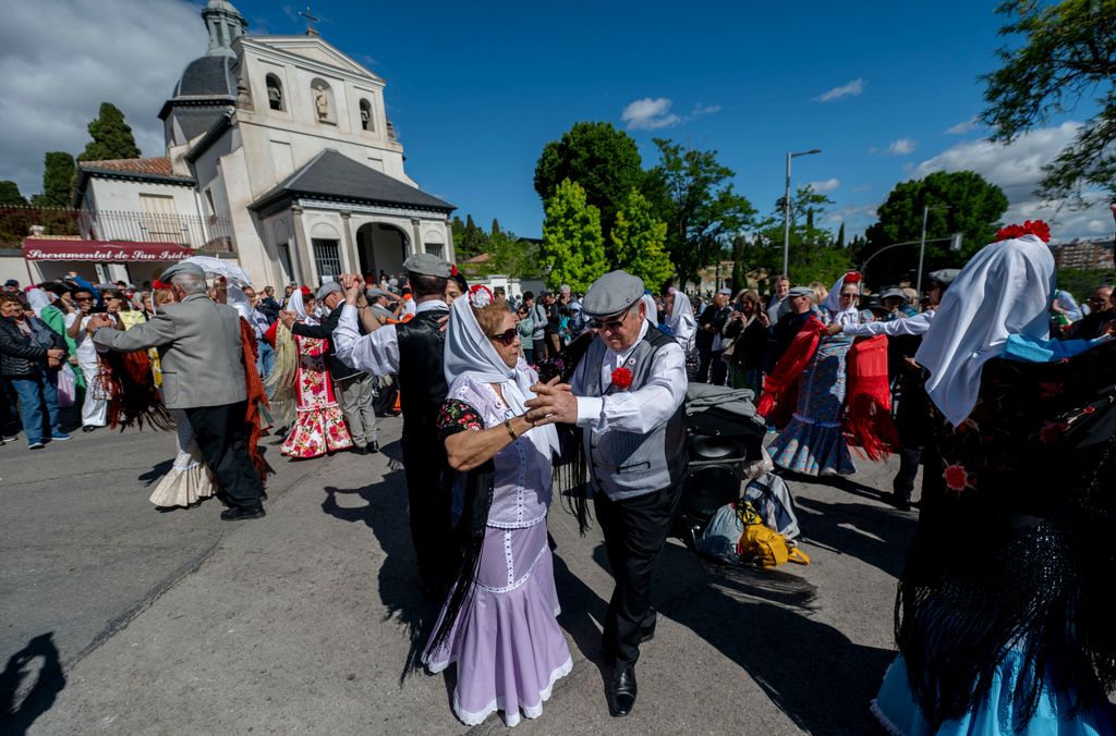 Chulapos junto a la ermita de San Isidro bailando, celebrando la fiesta del patrón de la capital
