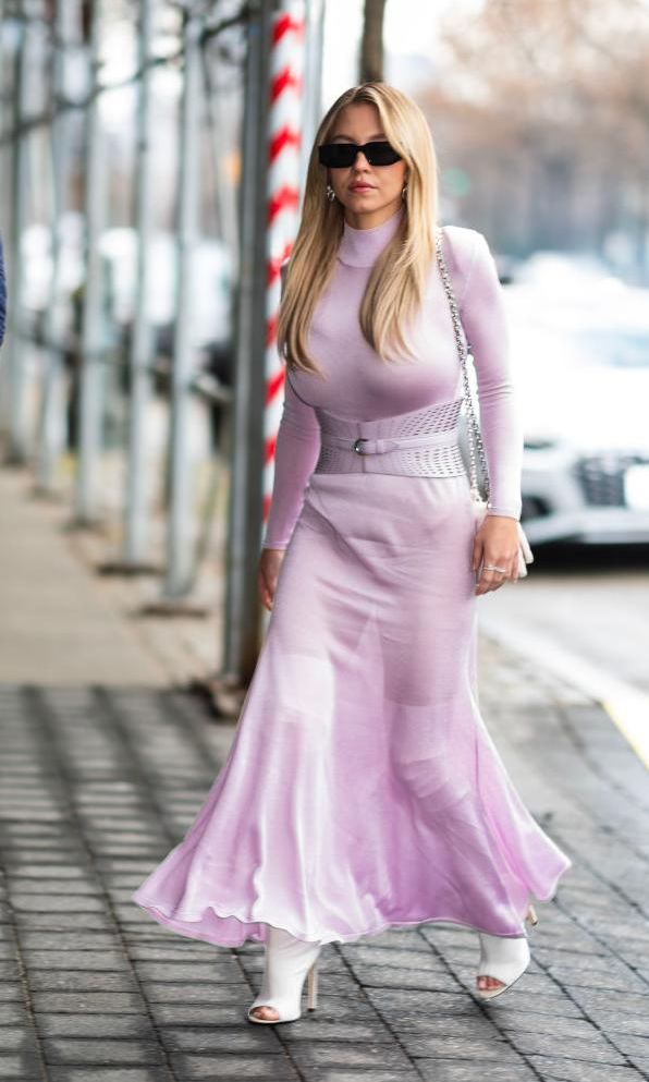 Sydney Sweeney vestido lila