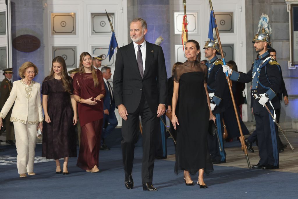 Los reyes Felipe y Letizia con sus hijas y con la reina Sofía en los Premios Princesa de Asturias 2025