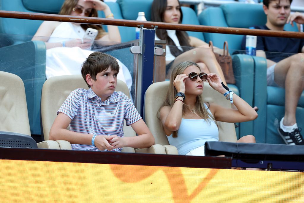 Spencer y Kai Trump, atentos a una de las jugadas en el Miami Open