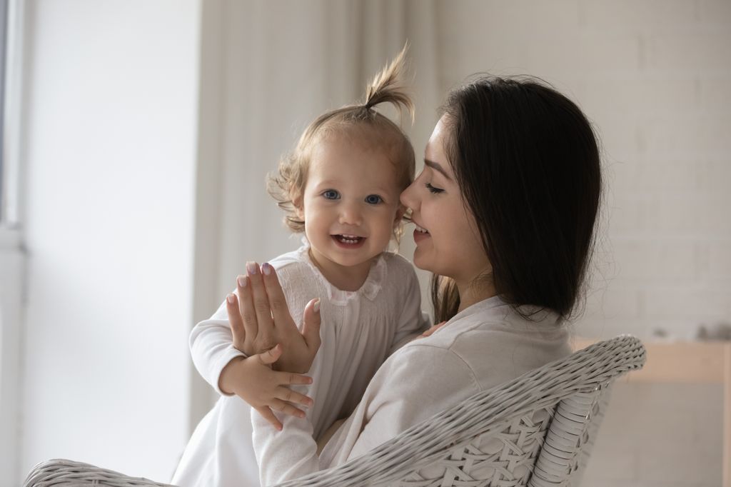Bebé feliz en brazos de su madre
