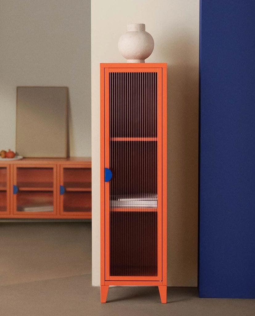 Vitrina de acero laminado en color naranja