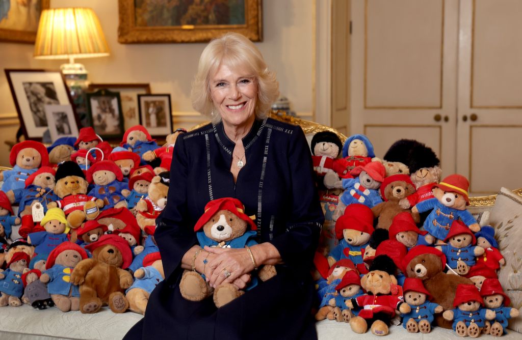 "LONDRES, INGLATERRA - 13 DE OCTUBRE: (USO EDITORIAL ÚNICAMENTE) Camilla, reina consorte, posa con una colección de ositos de peluche de Paddington en el Morning Room de Clarence House, en el 64º aniversario de la publicación del primer libro del oso Paddington, el 13 de octubre de 2022 en Londres, Inglaterra. Más de 1.000 osos de Paddington y ositos de peluche, dejados en las residencias reales como tributo a la reina Isabel II, serán donados a la organización benéfica Barnardo’s. (Foto de Chris Jackson/Getty Images para el Palacio de Buckingham)"
