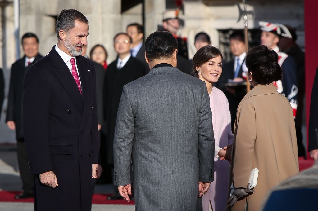 La visita de Estado China responde a la invitación que brindaron a los Reyes, el presidente Xi Jinping y su mujer, Peng Liyuan, durante su viaje de noviembre de 2018 a España, donde fueron recibidos en el Palacio Real de Madrid