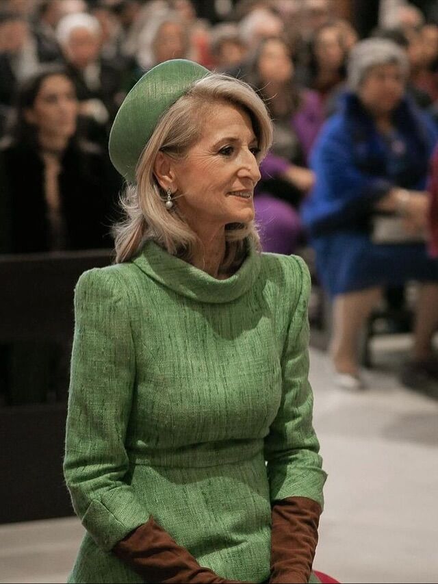 Lourdes Díaz con look de madrina de Poydel y tocado