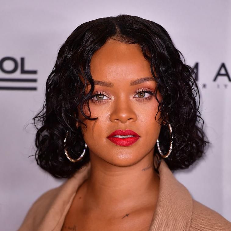 rihanna con maquillaje natural cabello corto y labios rojos