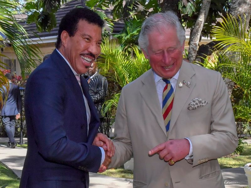 El rey Carlos III con Lionel Richie