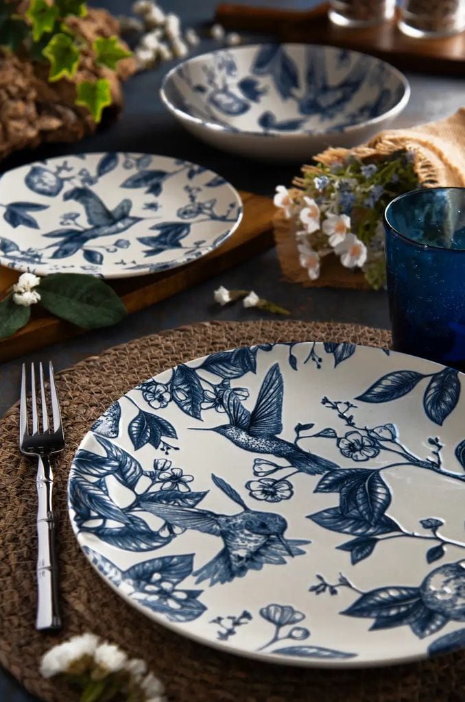 Vajilla blanca con motivos azules